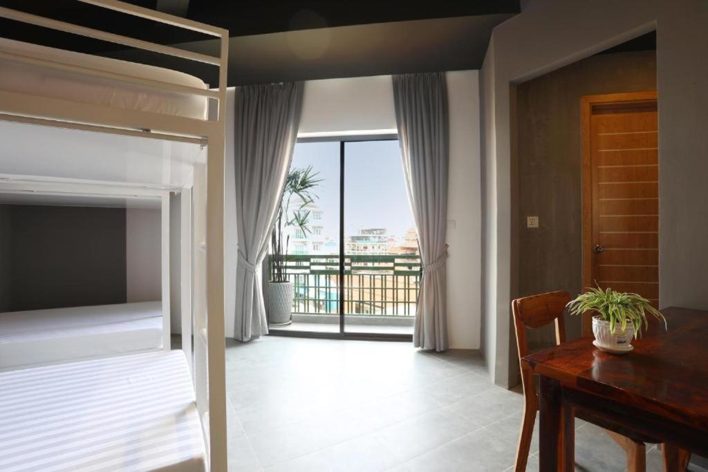 Sky Hotel Central Phnom Penh - Rooms & Apartments Exterior photo