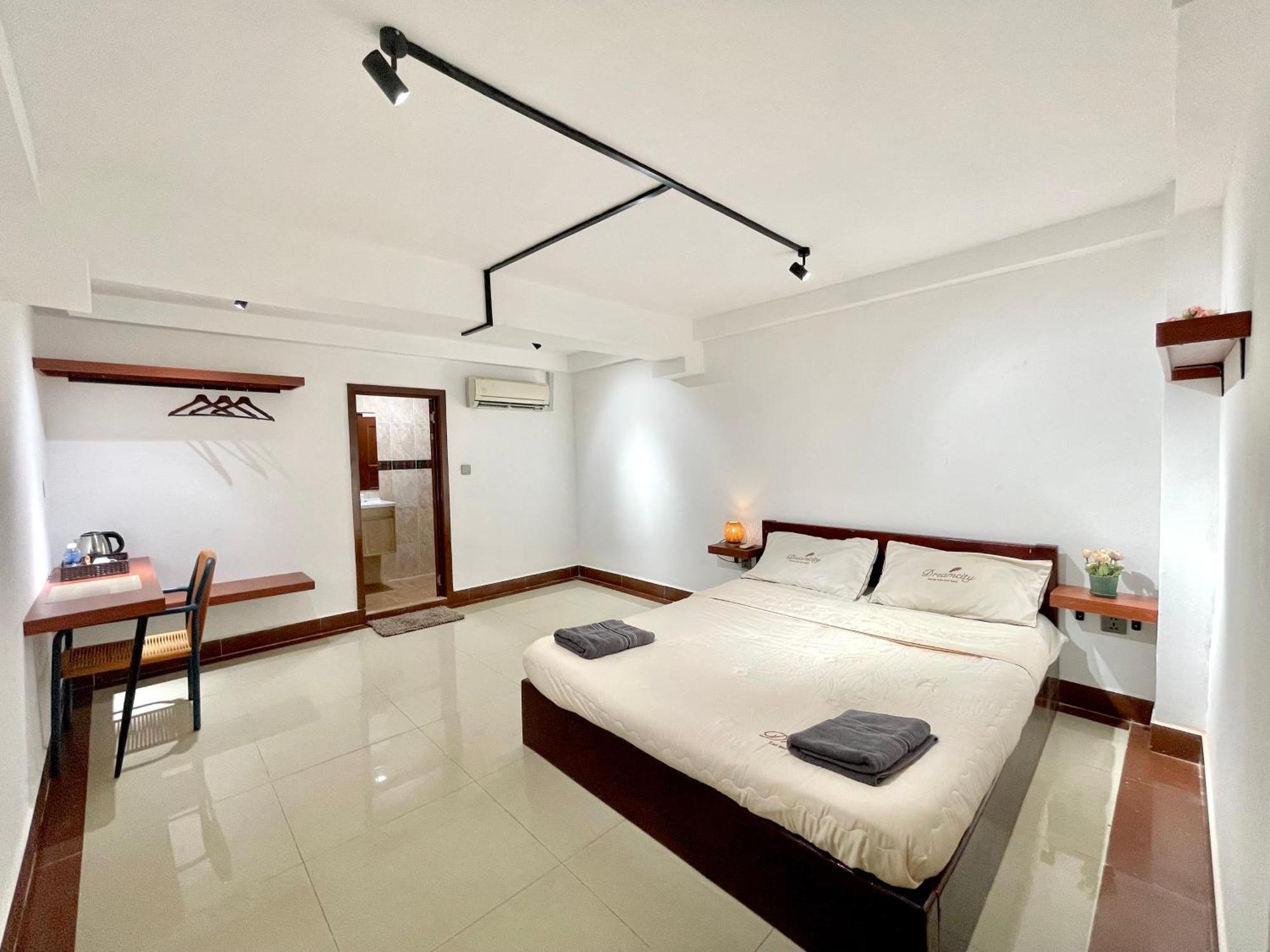 Sky Hotel Central Phnom Penh - Rooms & Apartments Exterior photo